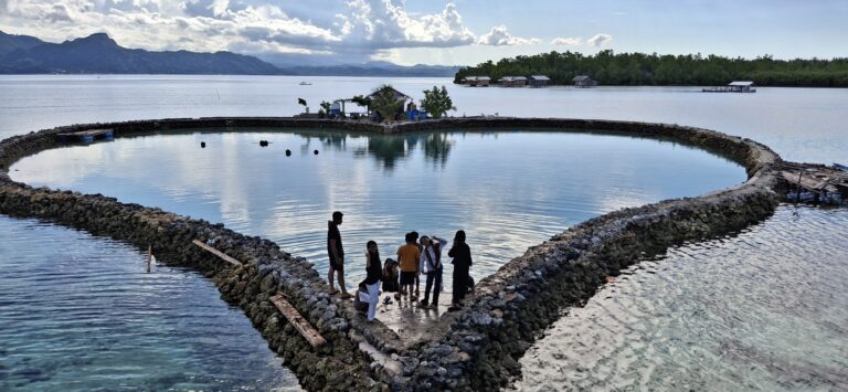 Keramba Cinta, structure en forme de cœur près d'Ora Beach, île de Seram - les Moluques en Indonésie, voyage sur mesure