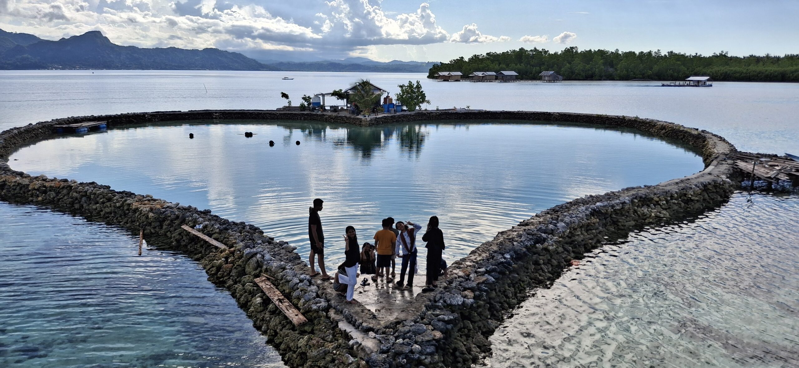 Keramba Cinta, structure en forme de cœur près d'Ora Beach, île de Seram - les Moluques en Indonésie, voyage sur mesure