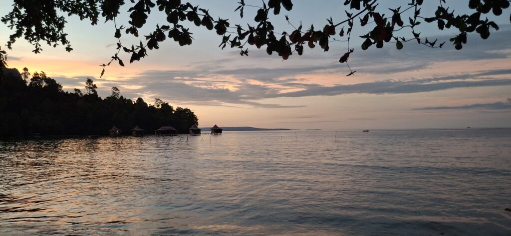 Coucher de soleil sur la mer, ambiance romantique pour un voyage de noces sur mesure