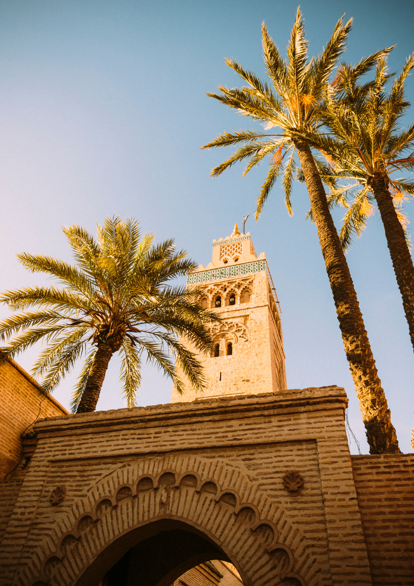 City-trip à Marrakech : la mosquée Koutoubia entourée de palmiers