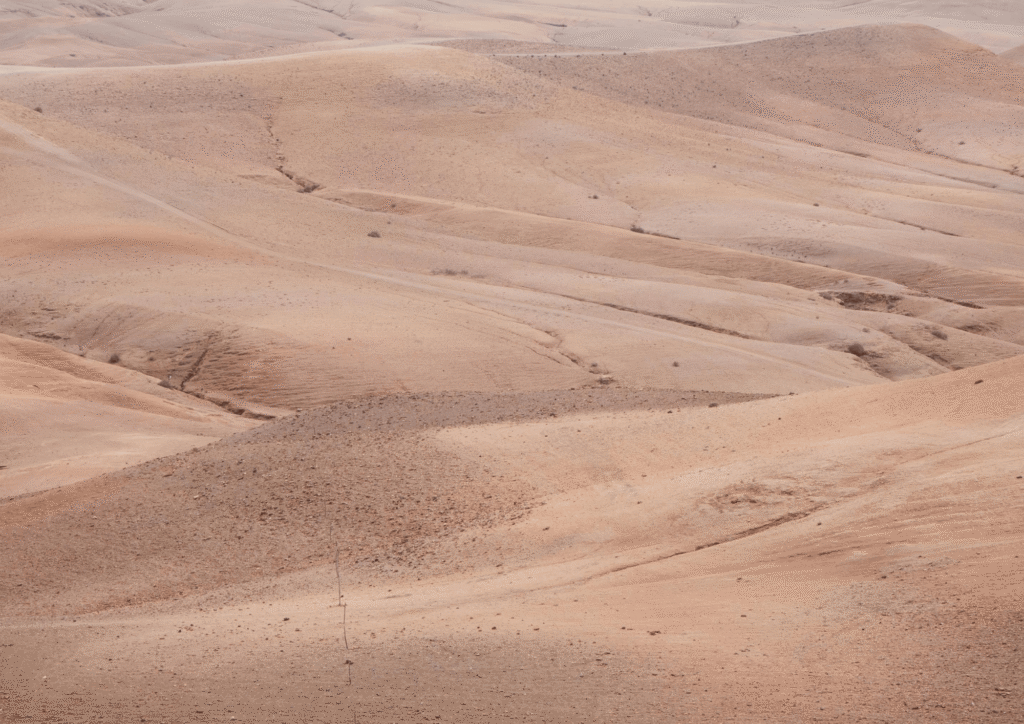 Paysage minéral du désert d'Agafay près de Marrakech