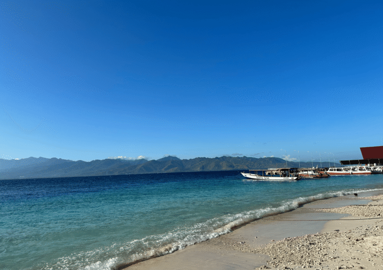 Plage et bateaux traditionnels aux îles Gili en Indonésie, au large de Lombok