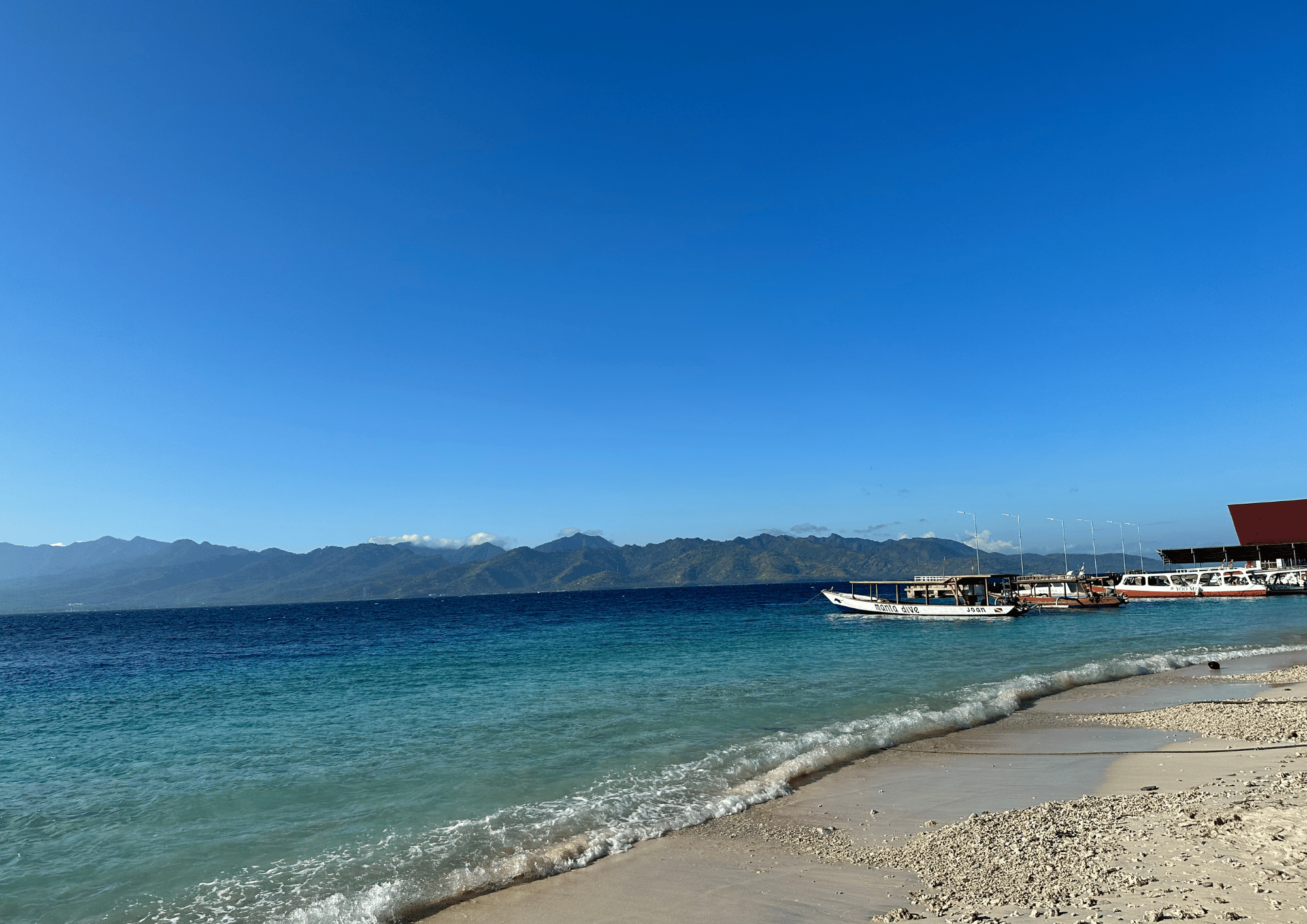 Plage et bateaux traditionnels aux îles Gili en Indonésie, au large de Lombok